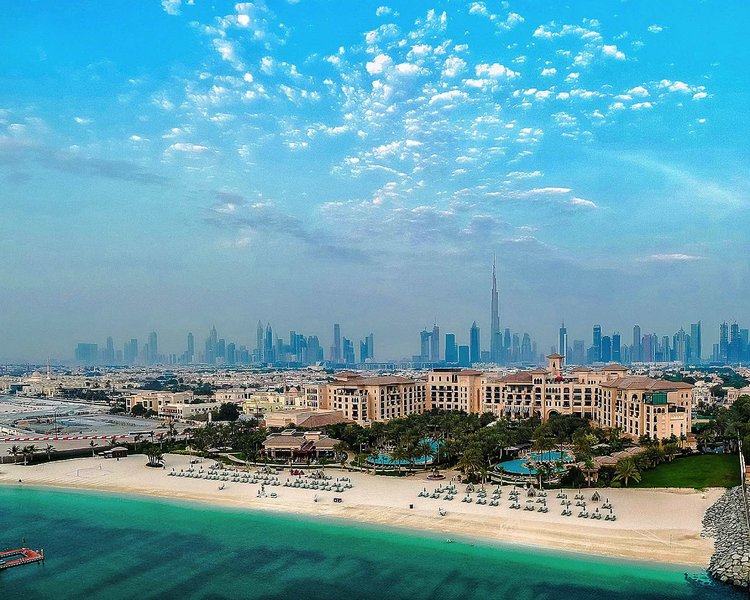 Four Seasons Dubai Luxushotel - Blick auf das Resort mit der Dubai Skyline im Hintergrund