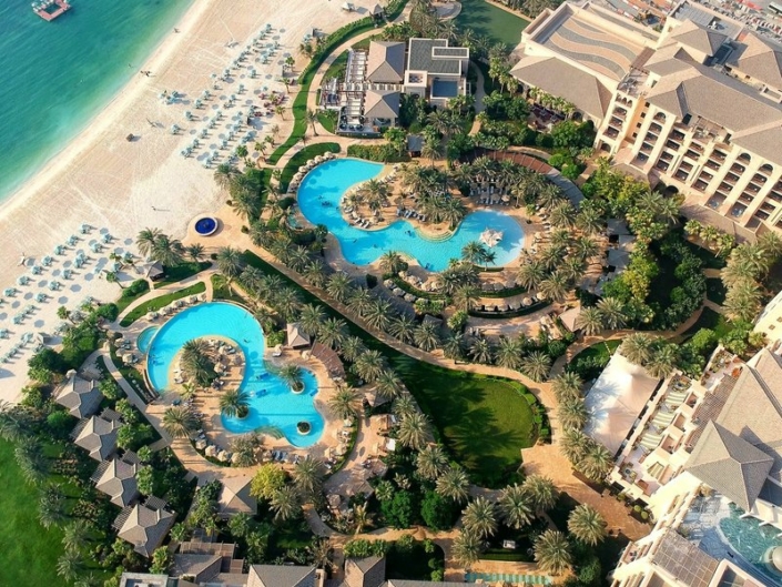 Luftaufnahme über Pools und Strand