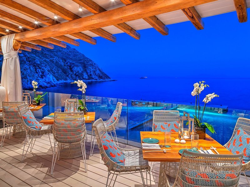 Santa Marina Mykonos - Abends im Restaurant mit grandiosem Blick aufs Meer