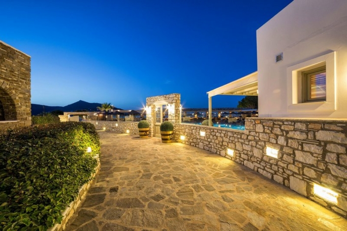 Saint Andrea Seaside Resort Paros - Abends in der Anlage unterwegs