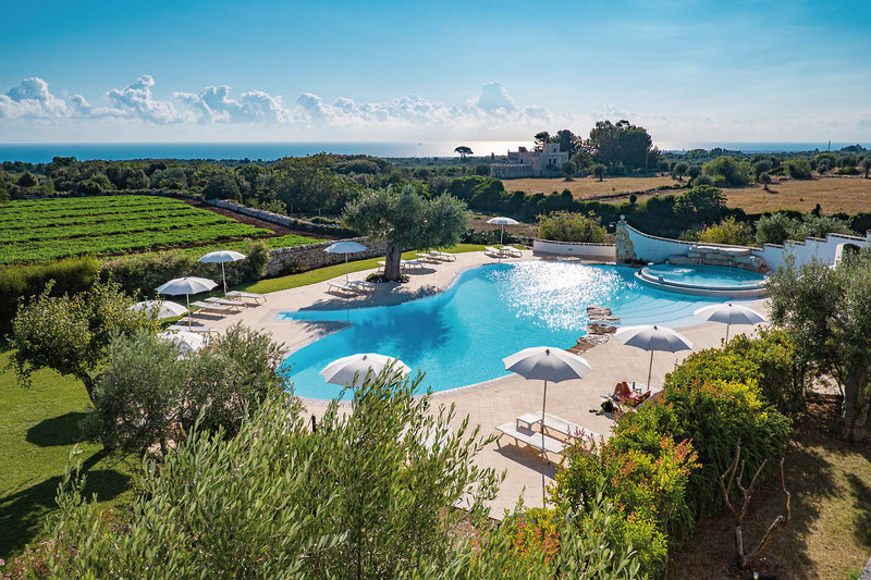 Borgobianco Resort Apulien - Blick über den Pool bis zum Meer