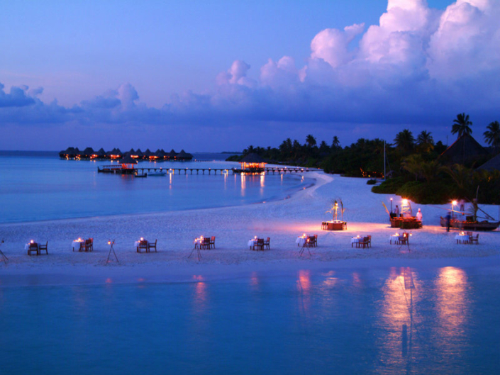 Coco Palm Dhuni Malediven - Dinner am Strand am Abend