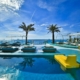 Dorado Ibiza Suites - Farbenpracht am Pool beim Blick auf das Meer