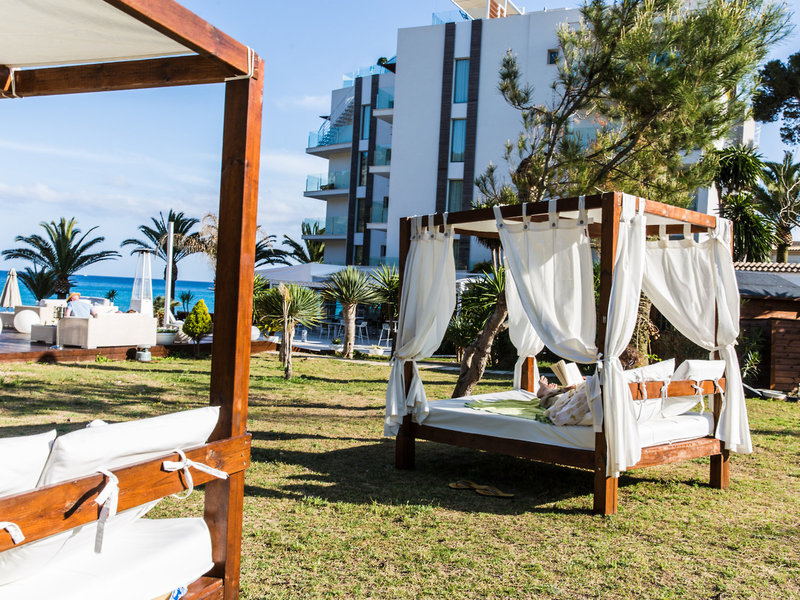 Melbeach Hotel Spa Mallorca Erwachsenenurlaub - Die Double Relax Betten im Garten