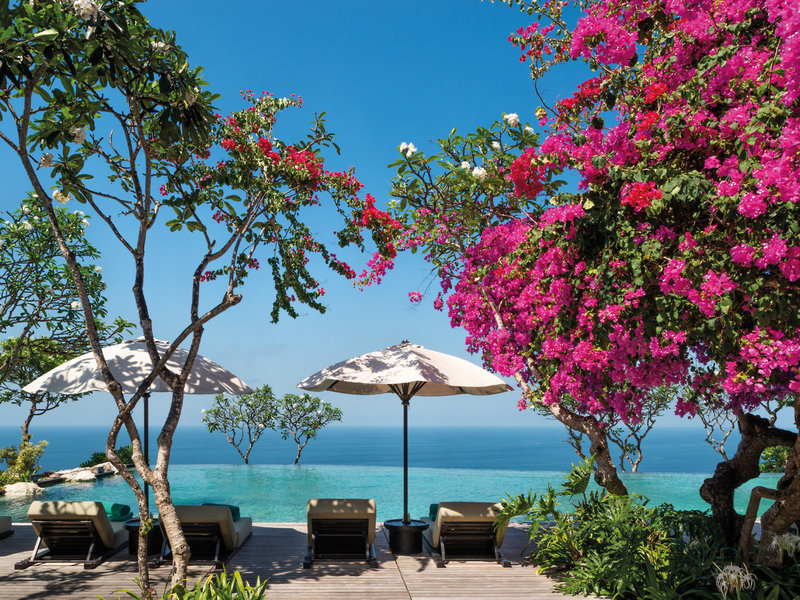 Bulgari Resort Residences Bali - Blütenpracht am Pool