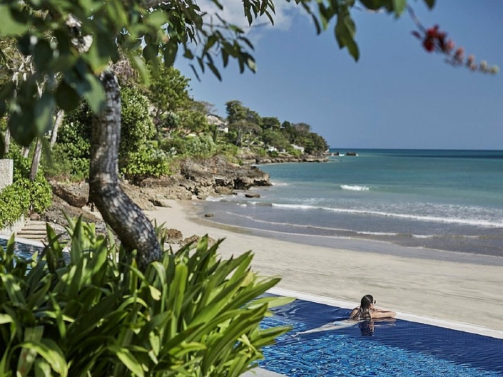 Hotel Four Seasons Jimbaran Bay - Vom Infinity Pool aufs Meer blicken