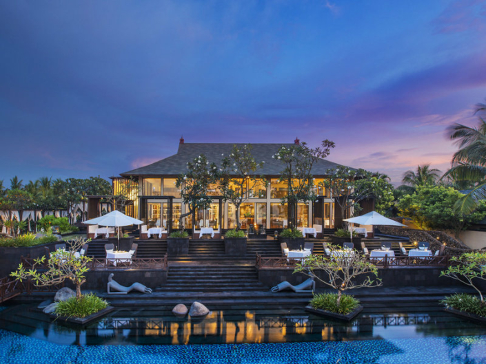 St Regis Bali Nusa Dua - Verschiedene Restaurant Ebenen auf den Terrassen