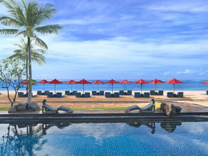 St Regis Bali Nusa Dua - Vom Pool zum Meer blicken