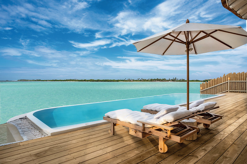 Soneva Jani Resort Traumurlaub - Von der Terrasse auf den Ozean blicken