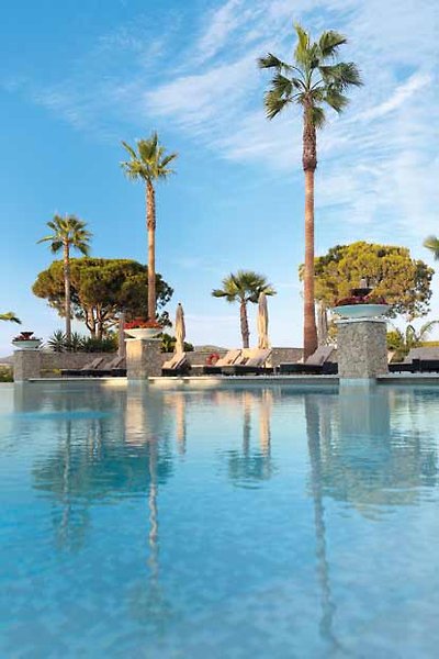 Conrad Algarve Luxusurlaub - Am Pool unter Palmen