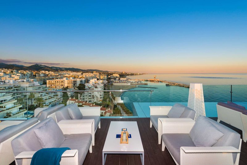 Amare Beach Hotel Andalusien - Auf der Bar Dachterrasse