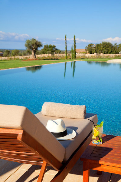 Hotel Torralbenc Menorca - Ultrabequeme Relaxliegen unter der Sonne Mallorcas