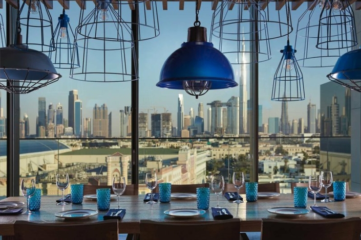 Mandarin Oriental Jumeirah Dubai - Im Restaurant mit Ausblick auf die Skyline
