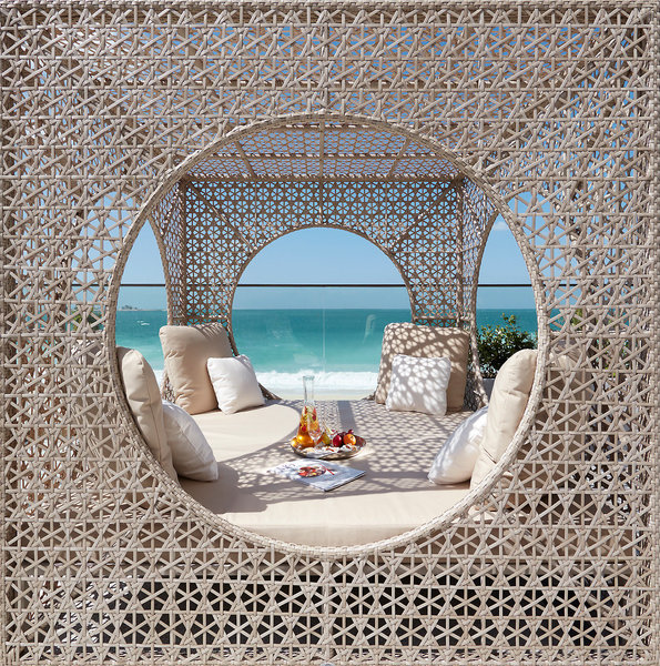 Mandarin Oriental Jumeirah Dubai - In der Relax Liege am Strand