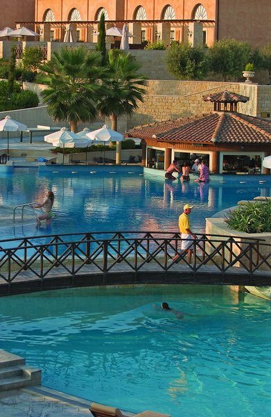 Elysium Strandhotel Zypern - Blick über den Pool und die Poolbar