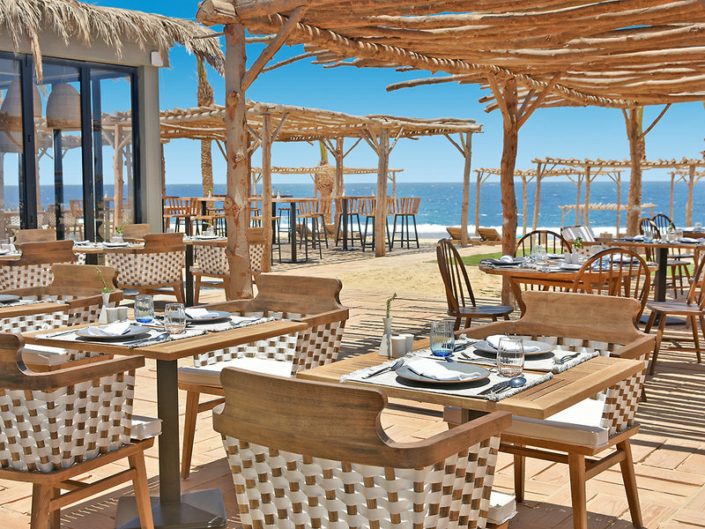 Im Strandrestaurant mit Blick aufs Meer