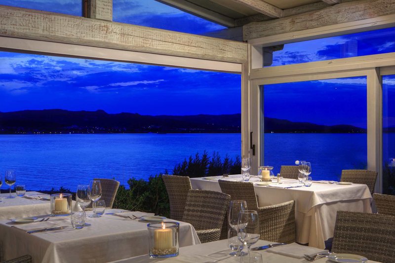 Dinner mit Meerblick auf der Terrasse