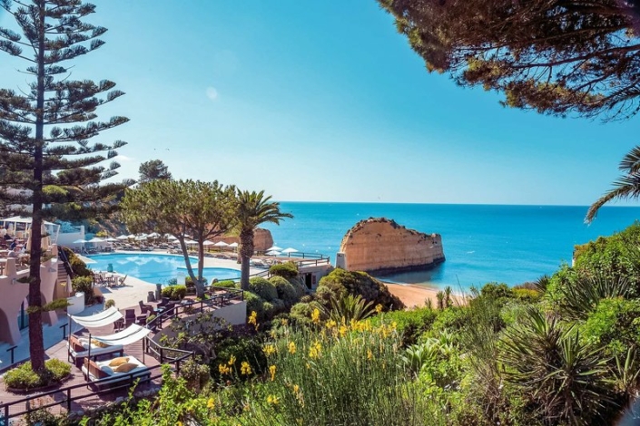 Vilalara Thalassa Resort Algarve - Blick auf den Pool und die Küste