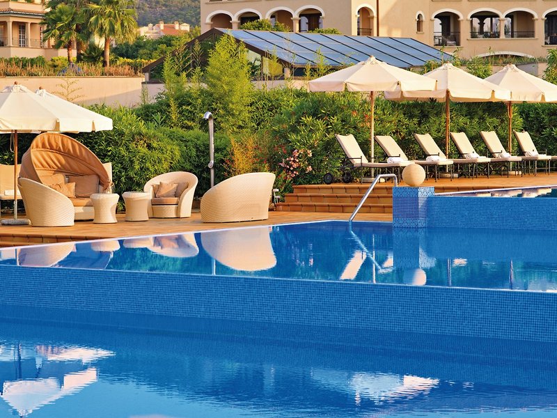 The St. Regis Mardavall Mallorca Resort - Am Pool entspannen