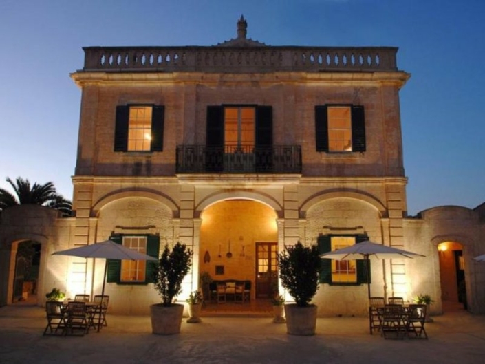 Alcaufar Vell Menorca - Abends im Restaurant auf dem Hotelplatz
