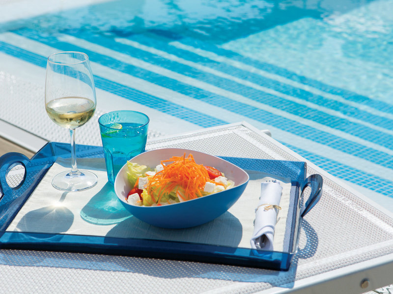 Almar Jesolo Resort Venetien - Ein Snack zur Mittagszeit am Pool
