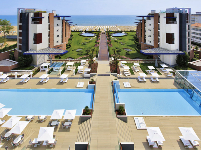 Almar Jesolo Resort Venetien - Vom Pool zum Strand spazieren