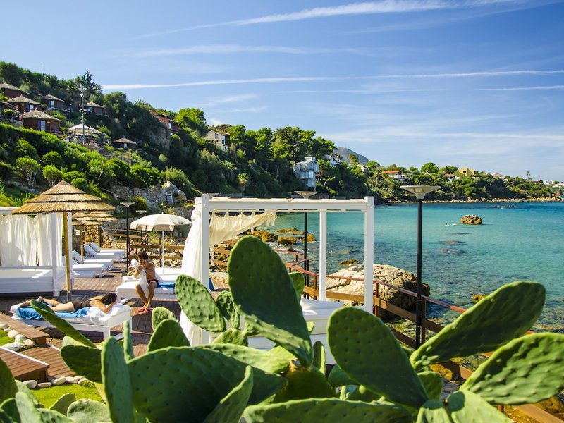 Calanica Resort Cefalu Sizilien - Blick über die Liegewiese am Strand