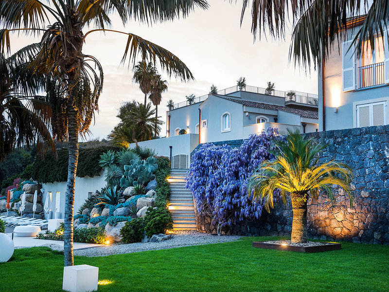 Donna Carmela Resort Sizilien - Abends im Garten
