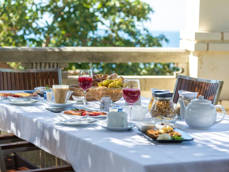 ARTS IN Hotel Funchal - Beim tollen Frühstück mit noch besserer Aussicht
