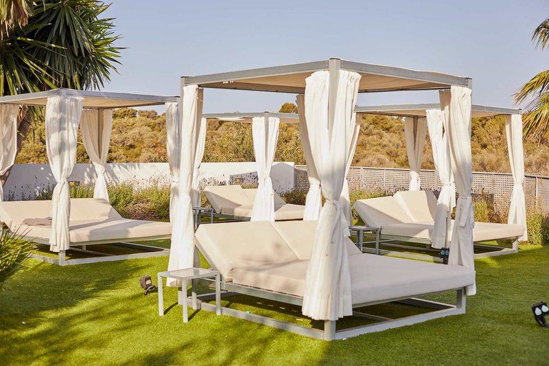 Monsuau Boutique Hotel Mallorca - Double Sunbeds im Garten