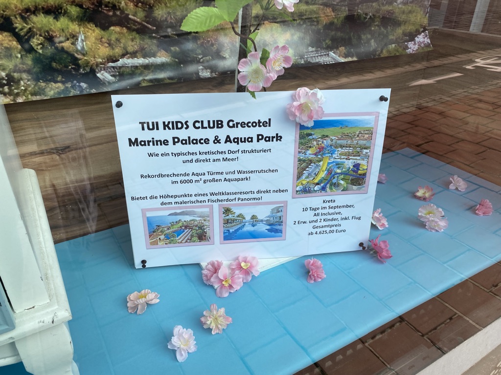 Neue Deko Februar 2022 - Unser drittes Schaufenster - Angebot TUI KIDS Club Grecotel Marine Palace & Aqua Park