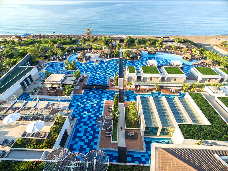 TUI BLUE Belek Erwachsenenhotel - Blick über Pools und Anlage bis zum Meer