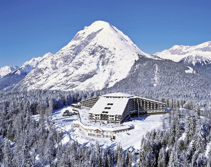 Interalpen-Hotel Tyrol Österreich - Das Hotel und die Berge im Winter
