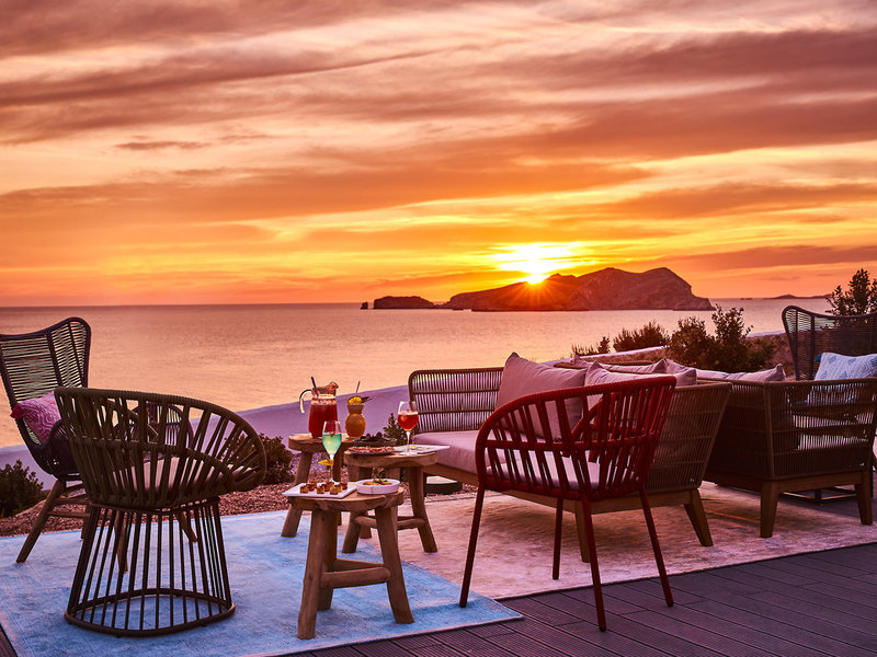 7Pines Ibiza Luxusresort - Auf der Bar Terrasse bei einem wunderschönen Sonnenuntergang