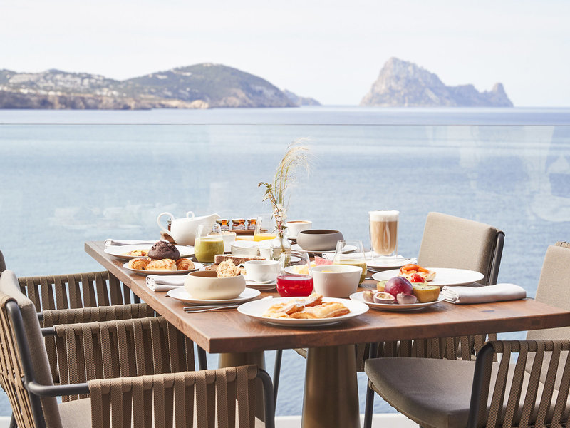 7Pines Ibiza Luxusresort - Perfektes Frühstück mit perfektem Ausblick