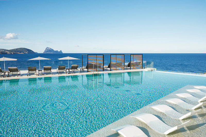 7Pines Ibiza Luxusresort - Traumhafter Blick über Pool und Meer