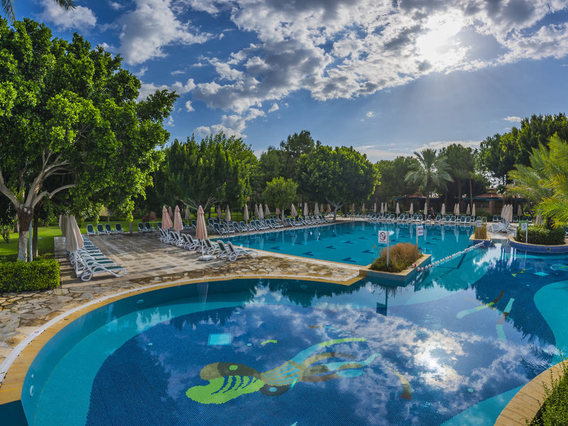 Gloria Golf Resort Belek - Blick über den Kinderpool und den Pool