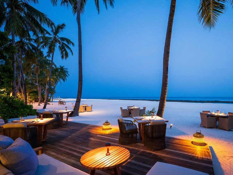 Finolhu Baa Atoll Maldiven - Am Abend in der Strandbar
