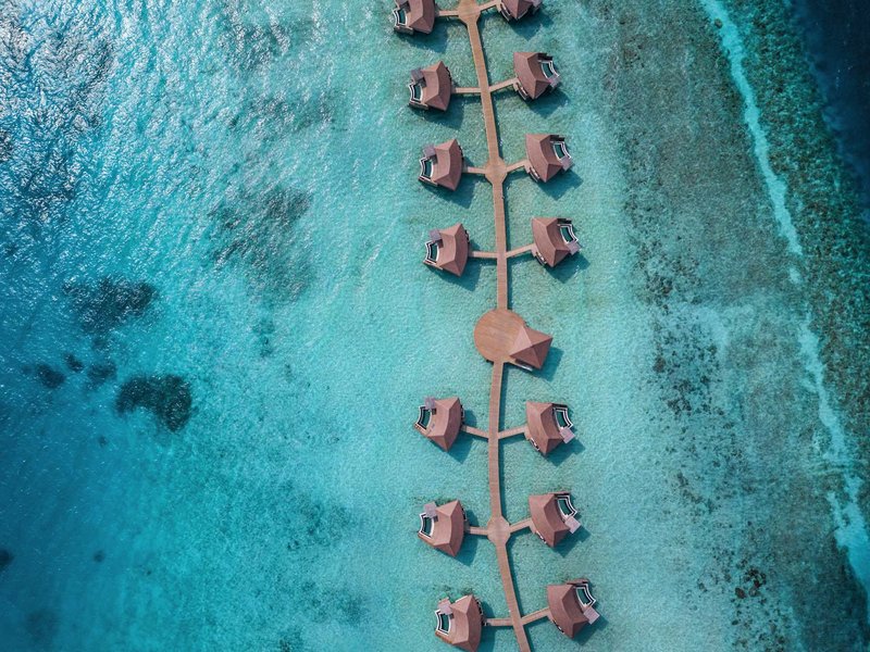 InterContinental Maamunagau Resort Malediven - Blick von oben auf die tollen Anlage der Wasservillen