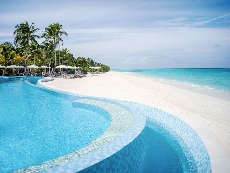 InterContinental Maamunagau Resort Malediven - Der grosse Infinitypool mit Blick auf den Ozean am Strand