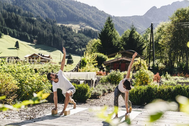 Traumhotel Alpina Gerlos Zillertal - Yoga unter der Sonne