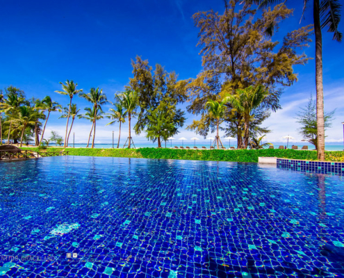 Graceland Khao Lak Thailand - Aus dem Pool zum Meer blicken