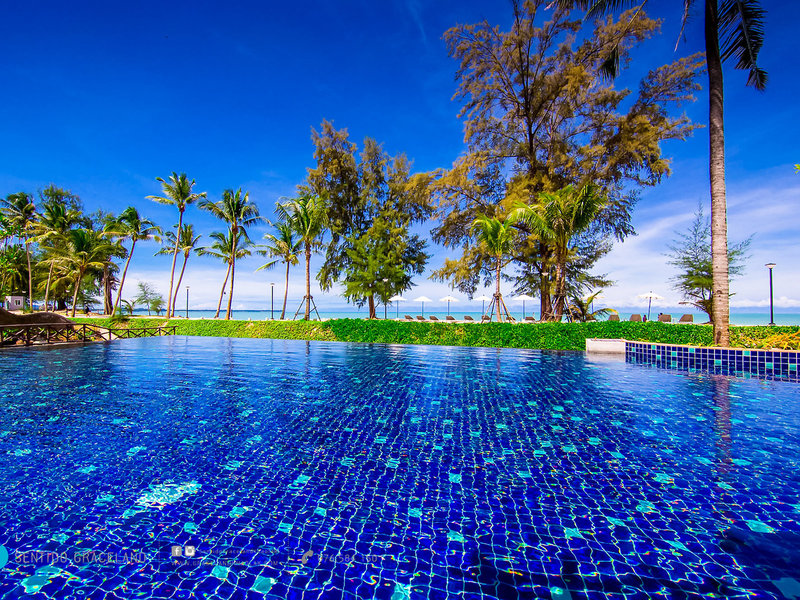 Graceland Khao Lak Thailand - Aus dem Pool zum Meer blicken