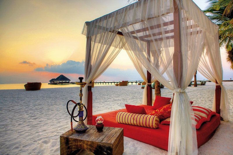 Kanuhura A Sun Resort Maldives - Traumhaft am Abend am Strand entspannen