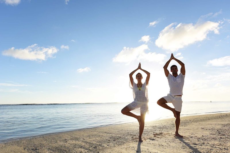 The Radisson Blu Poste Lafayette Resort & Spa - Yoga am Meer