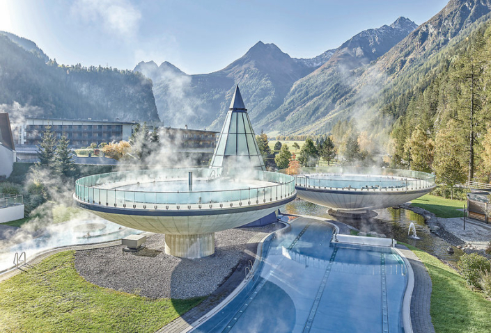 Aqua Dome Ötztal Tirol - Blick auf wundervoll gestaltete Pools