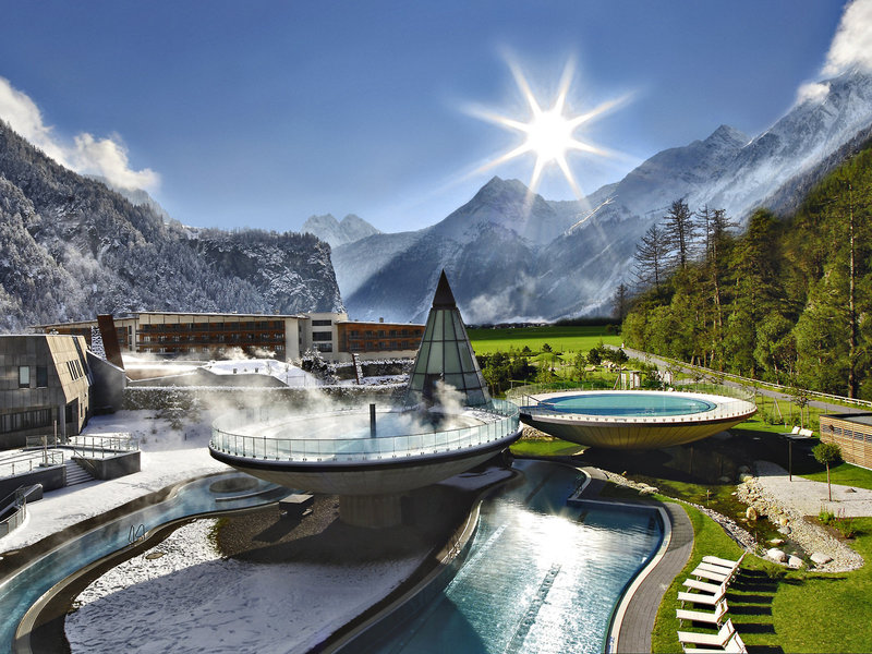 Aqua Dome Ötztal Tirol - Spektakulärer Blick auf die Pool Landschaft