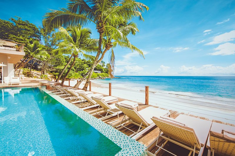 Carana Beach Hotel Mahe - Auf dem Sonnendeck am Pool