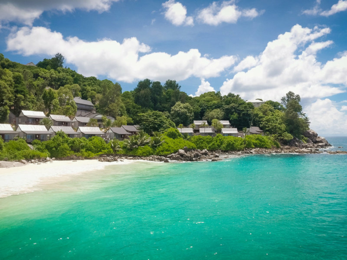 Carana Beach Hotel Mahe - Blick auf das Resort