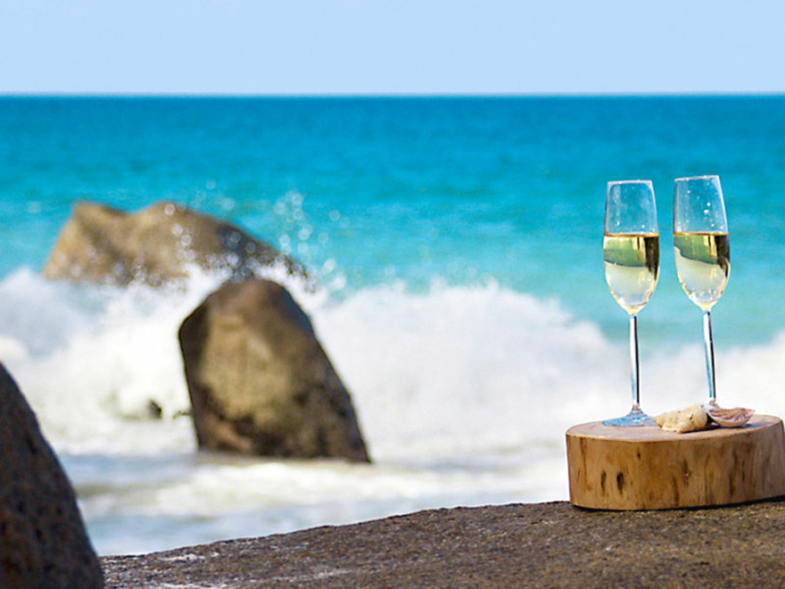 Carana Beach Hotel Mahe - Ein Drink am Ozean